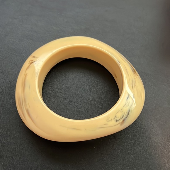 Vintage Plastic Bangle Bracelet, Cream, Black Swirl, Asymmetrical, Retro, Boho - Picture 3 of 9